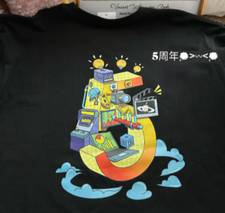 -不是…现在文化衫都卷成这样了？